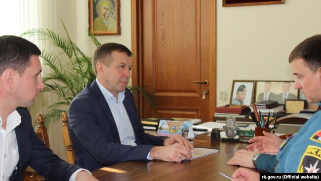 Российский министр экологии и природных ресурсов Крыма Геннадий Нараев (в центре)