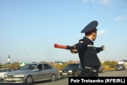 Полицейский регулирует дорожное движение на месте ДТП. Уральск.