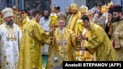 Patriarhul ecumenic Bartolomeu Întîiul (centru) și Mitropolitul Kievului al întregii Ucraine Epifanie (stânga)ofifiind liturghia la catedrala Sfînta Sofia de la Kiev pe 22 August 2021.