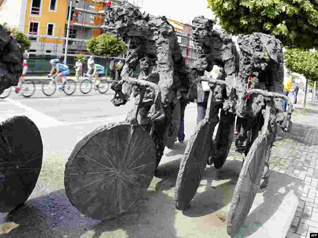 Пэлетон мінае “веласіпедную” скульптурную кампазыцыю падчас пятага этапу 93-й шматдзённай велагонкі “Джыра д’Італія”. 