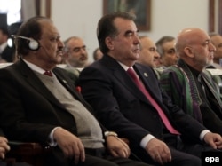 Ауғанстан президенті Хамид Карзай (оң жақта) мен Тәжікстан президенті Эмомали Рахмон (ортада) Наурыз мерекелік шарасында. Кабул. 27 наурыз 2014 жыл.