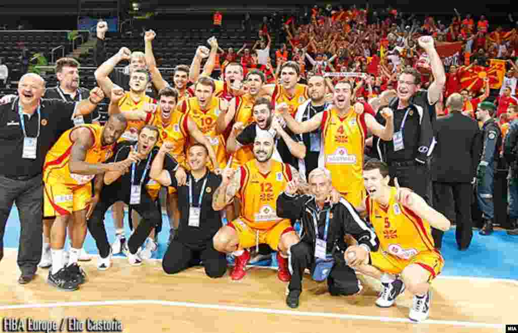 Македонија ја победи Литванија 67 - 65 во четвртфиналето на ЕП во кошарка во Литванија и обезбеди пласман во полуфиналето со Шпанија.