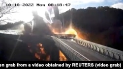 Удар російської ракети біля скляного мосту в Києві, 10 жовтня 2022 року. Скрін з відео