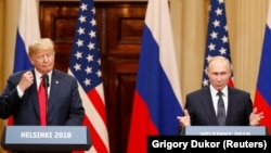 Дональд Трамп (л) и Владимир Путин в Хельсинки, 16 июля 2018 года