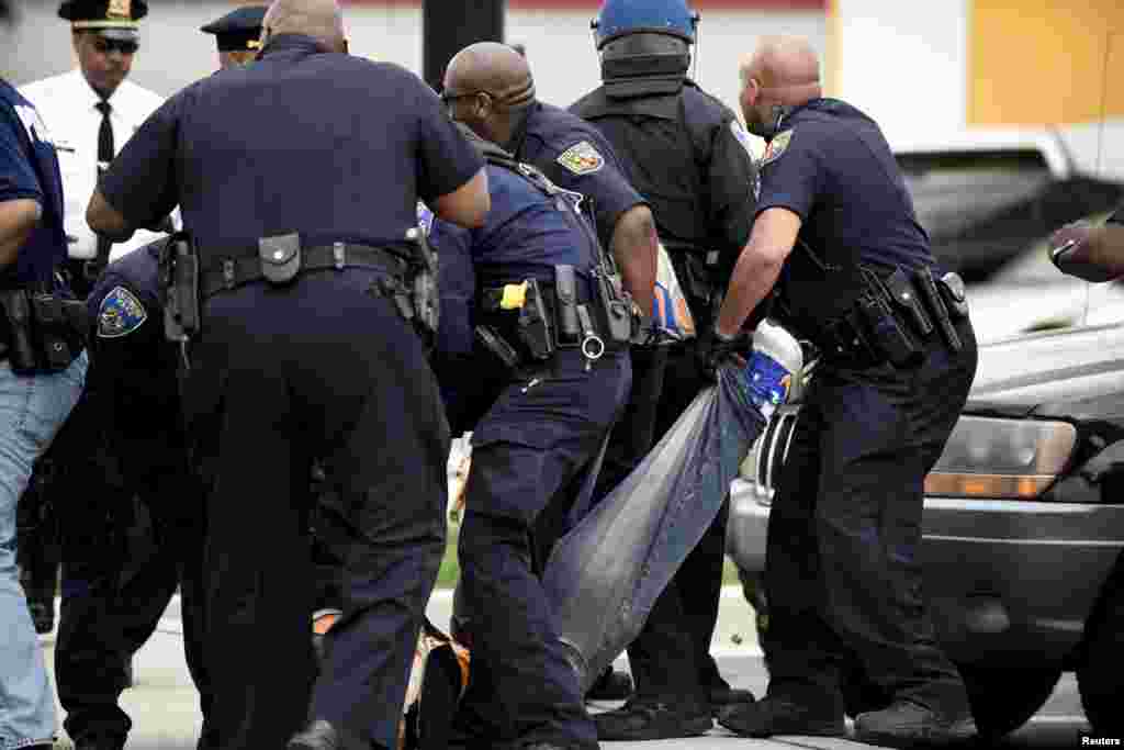 Полиция задерживает участников уличных протестов в Балтиморе