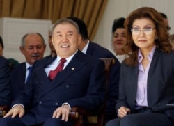 Нурсултан Назарбаев и его старшая дочь Дарига, которая сейчас занимает пост спикера сената парламента