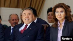 Президент Казахстана Нурсултан Назарбаев и его дочь Дарига Назарбаева в бытность вице-премьером. Алматы, 1 мая 2016 года.
