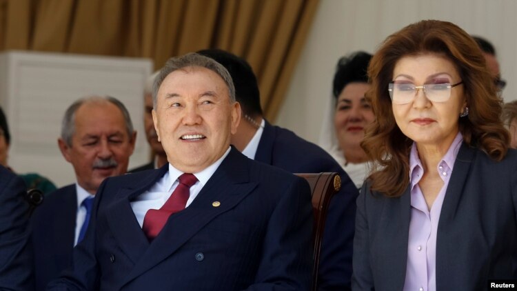 Нурсултан Назарбаев в бытность президентом Казахстана и его старшая дочь Дарига Назарбаева, в то время вице-премьер. Алматы, 1 мая 2016 года.