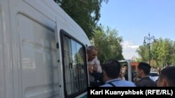Полицијата на Казахстан приведува демонстарнти во Алмати.