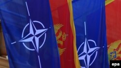 Государственный флаг Черногории между флагами НАТО.