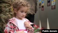5 yaşlı Oleksandra Matviyenko həlak olmuş əsgər atasının medalı ilə 