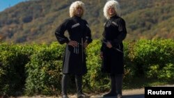 Кавказцы в национальной одежде, архивное фото