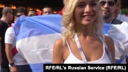 Российская порноактриса Наталья Немчинова позирует на фоне флага Аргентины