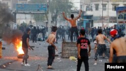صحنه‌ای از رویارویی مأموران امنیتی عراق با تظاهرکنندگان در میدان التحریر؛ دوشنبه