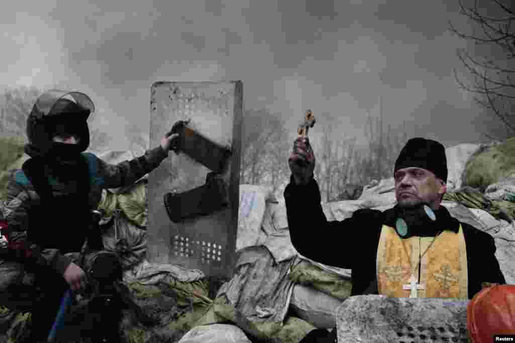 Еще один снимок Жерома Сессини из агентства Magnum Photos, удостоившийся награды, посвящен драматическим событиям на Евромайдане в Киеве. 