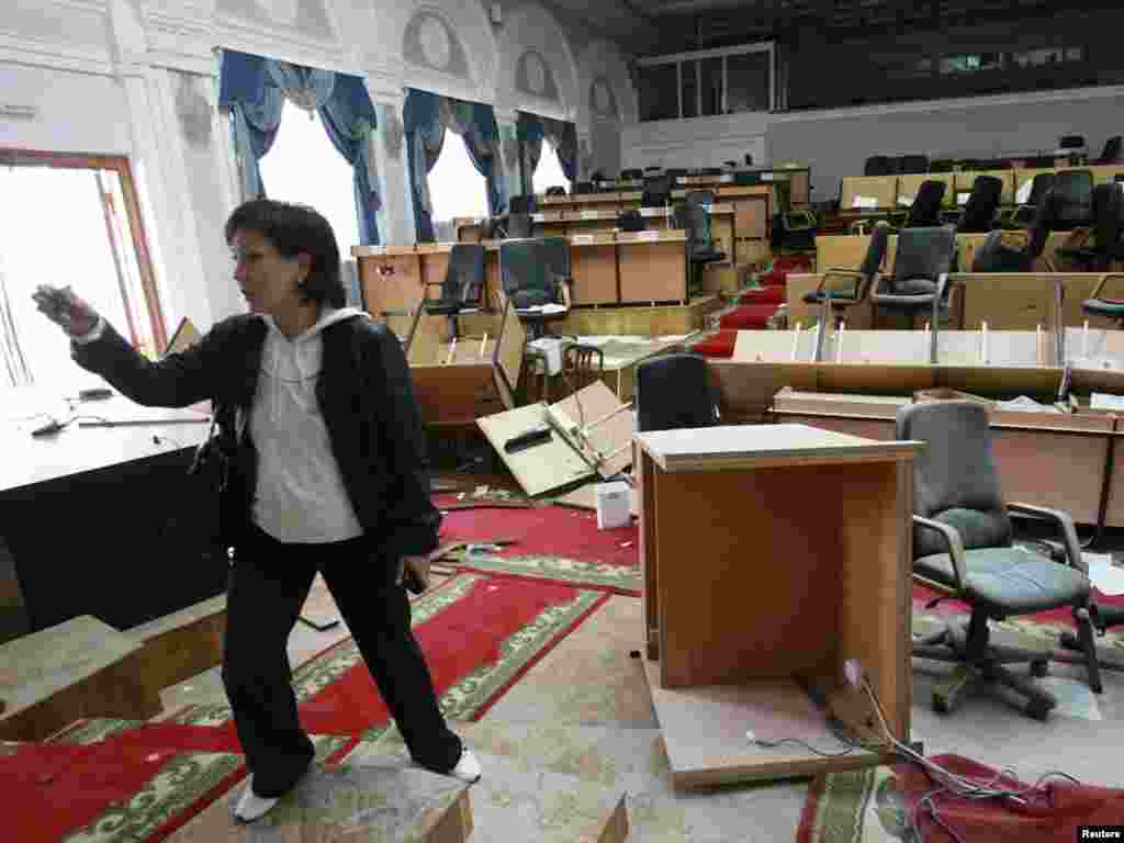 Разграбленное здание парламента в Бишкеке, 8 апреля 2010 года.