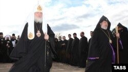 Catholicos Garegin II (right) and Russian Patriarch Kirill lay a wreath at a monument to Russian soldiers killed in the Russo-Persian war in Yerevan.