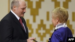 Александр Лукашенко, очередной раз получивший из рук главы ЦИК Белоруссии Лидии Ермошиной удостоверение президента, оказался одним из немногих кандидатов, кто не был арестован после выборов главы страны.