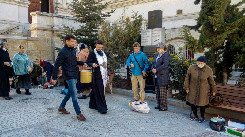 Севастополь: около десяти человек решили прийти на первое освящение пасхальных куличей (+фото)