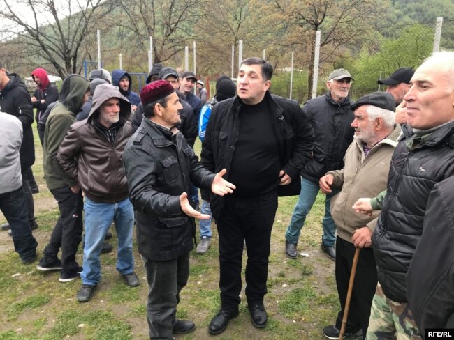 Высказать свое мнение относительно происходящего собралось практически все село