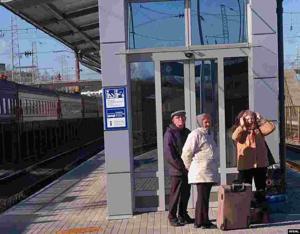 Lithuania -- Passengers wait for train from Moscow to Kaliningrad at railway-station in Vilnius, Apr2007 Val - 2006nıñ Yülendä Rusiä Litva häm Yewropa Berlege tranzit turında kileşü imzaladı. Litva aşa uzu öçen rusiälelärgä Litva vizası häm maxsus tranzit dokumentı kiräk. 