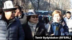Бывший президент Кыргызстана Роза Отунбаева (в центре) на акции протеста в поддержку Омурбека Текебаева. Бишкек, 26 февраля 2017 года.