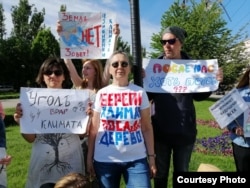 Александра Королева (в центре) на акции "Экозащиты"