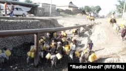 Gathering to collect water in Tajikistan's Khatlon region (2010 photo)