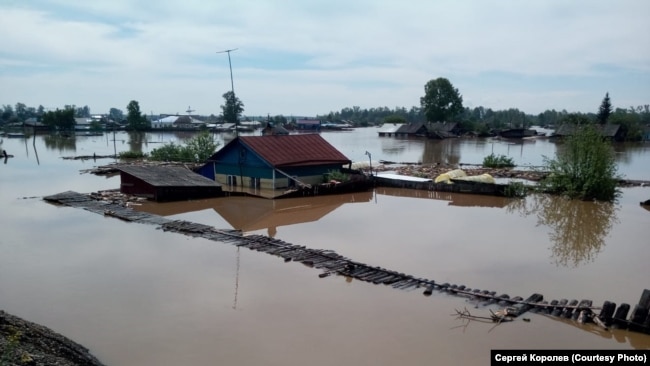 Затопленные дома в поселке Шумский, июнь 2109