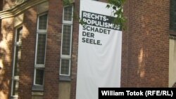 Лозунг против правого популизма. Берлин, август 2019