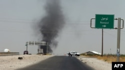 دخان متصاعد من منطقة يسيطر عليها مسلحو (داعش) قرب مدينة طوز خورماتو.