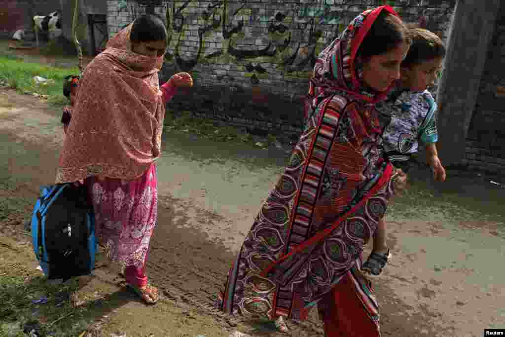 Pakistani villagers and their children leaving Dhamala Hakimwala to seek safety elsewhere. Thousands of people have fled to refugee camps. 