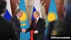 Президент Казахстана Касым-Жомарт Токаев (слева) и президент России Владимир Путин во время встречи в Москве, 3 апреля 2019 года.