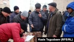 Бастующие нефтяники компании "Каражанбасмунай" подписываются под заявлением. Актау, 23 декабря 2011 года.