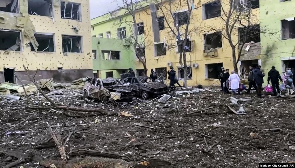 Kjo fotografi, e nxjerrë nga një video e publikuar nga Këshilli i Qytetit të Mariupolit, shfaq pasojat e sulmit rus ndaj spitalit të lindjes, më 9 mars.