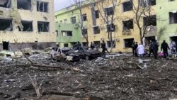 Kjo fotografi, e nxjerrë nga një video e publikuar nga Këshilli i Qytetit të Mariupolit, shfaq pasojat e sulmit rus ndaj spitalit të lindjes, më 9 mars.