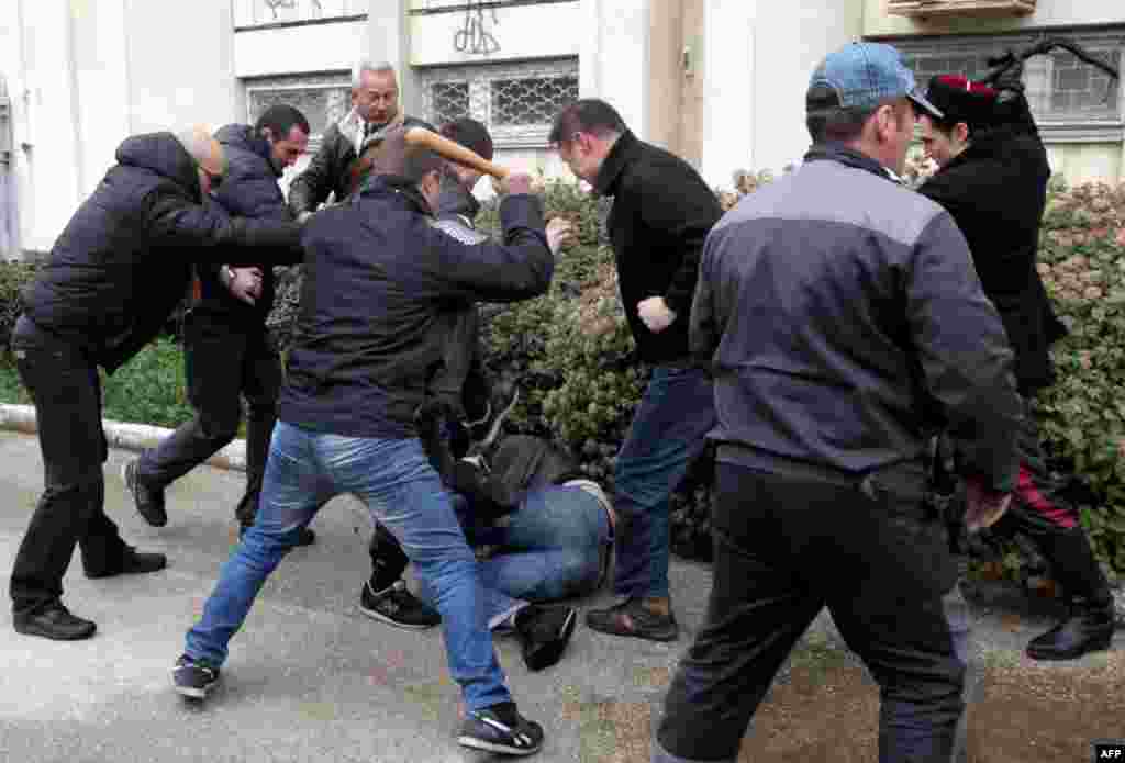 Российские сепаратисты избивают проукраинского мужчину битой и кнутом в Севастополе, 9 марта 2014 года, тогда митинг в поддержку Украины подвергся нападению со стороны пророссийских активистов.