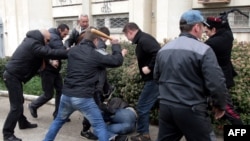 Пророссийские боевики избивают сторонника Украины после проукраинского митинга в Севастополе 9 марта 2014 года