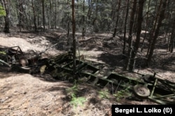 Фрагменты военной техники, разбросанные в лесу рядом с базой