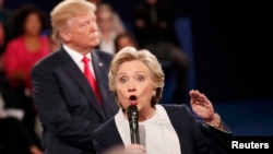 Гілларі Клінтон (у центрі) та Дональд Трамп під час дебатів 9 жовтня