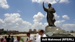 تمثال المتنبي في بغداد