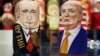 Матрешки в виде Владимира Путина и Дональда Трампа в одном из сувенирных магазинов в центре Москвы 