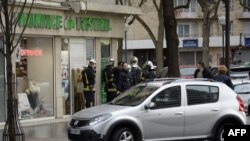 Policija u blizini košer marketa, Pariz, januar 2015.