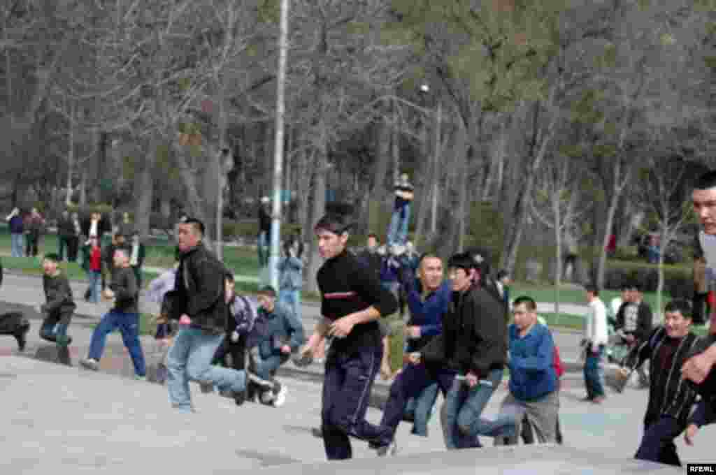 Люди бегут к зданию Дома правительства. Бишкек.