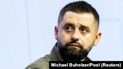 «Країна під час війни буде змінюватися. Якщо хтось не готовий до змін, то держава сама прийде і допоможе їм змінитися», заявив Давид Арахамія