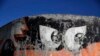 Vucko, micul lup. mascota oficială a JO de iarnă de la Sarajevo, așa cum arată astăzi pe peretele Sălii de patinaj Zetra.<br />

