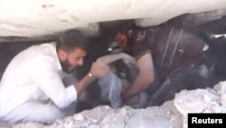 Після бомбардування з-під завалів дістають людей. Ідліб, 28 травня 2019 року . Раненого мужчину достают из-под завала