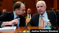 Vladimir Kara-Murza (left) and Senator John McCain on Capitol Hill in March 2017