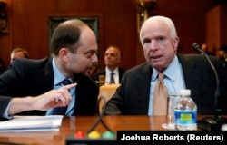 Владимир Кара-Мурза (слева) и сенатор Джон Маккейн готовятся к даче показаний на слушаниях подкомитета Сената в Вашингтоне 29 марта 2017 года.