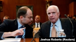 Vlagyimir Kara-Murza (balra) és John McCain szenátor tanúvallomásra készülnek a szenátusi albizottság 2017. március 29-i washingtoni meghallgatása előtt.